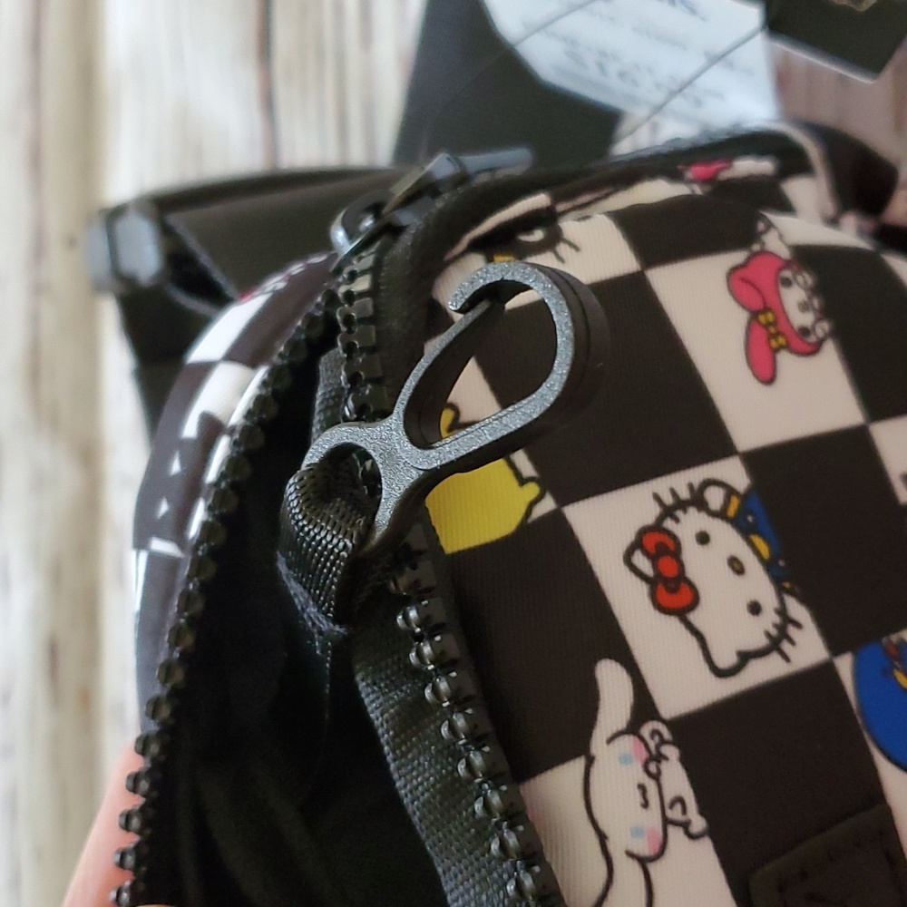 🆕️ CUTE SANRIO HELLO KITTY & FRIENDS BLACK BELT BAG 🖤🤍 - Picture 6 of 7